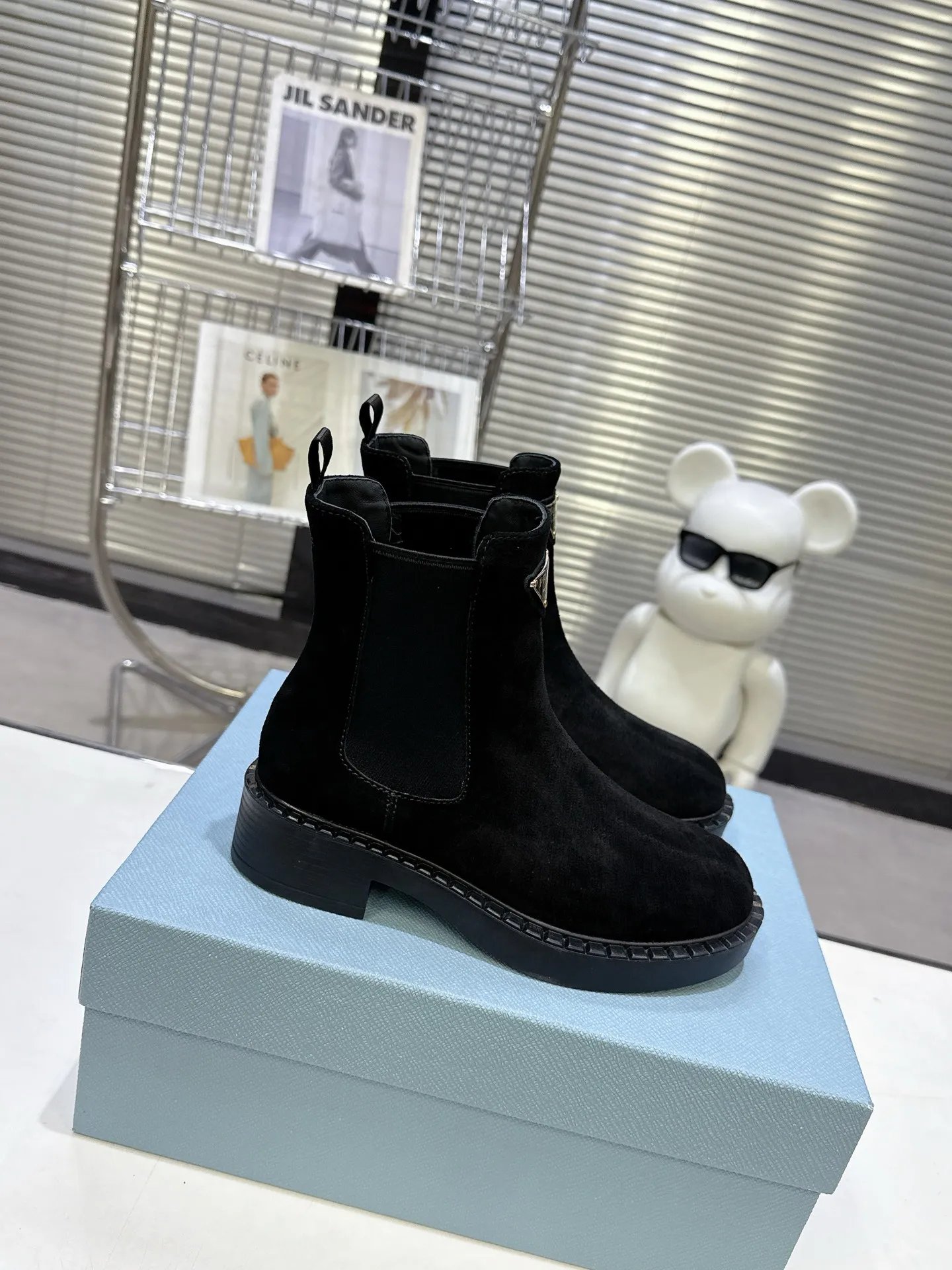 👟👟Ex-factory price 600👟👟 Prada thick-soled retro Martin boots. Elastic elastic, classic thick soles, with triangular buckle. Simple, elegant, fashionable and versatile. Fabric cowhide, open edge beaded cowhide. The lining is made of soft and delicate sheepskin, and the foot feels comfortable. The rubber mold is non-slip and lightweight. Original package sole. Standard size: 35-40. Order 41
